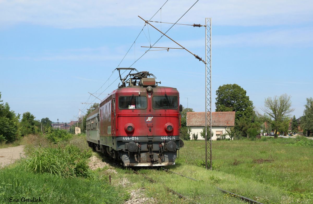 444 014 mit dem PT6757 von Smederovo nach Pozarevac bei der Ausfahrt von Vranovo am 25.08.14.
