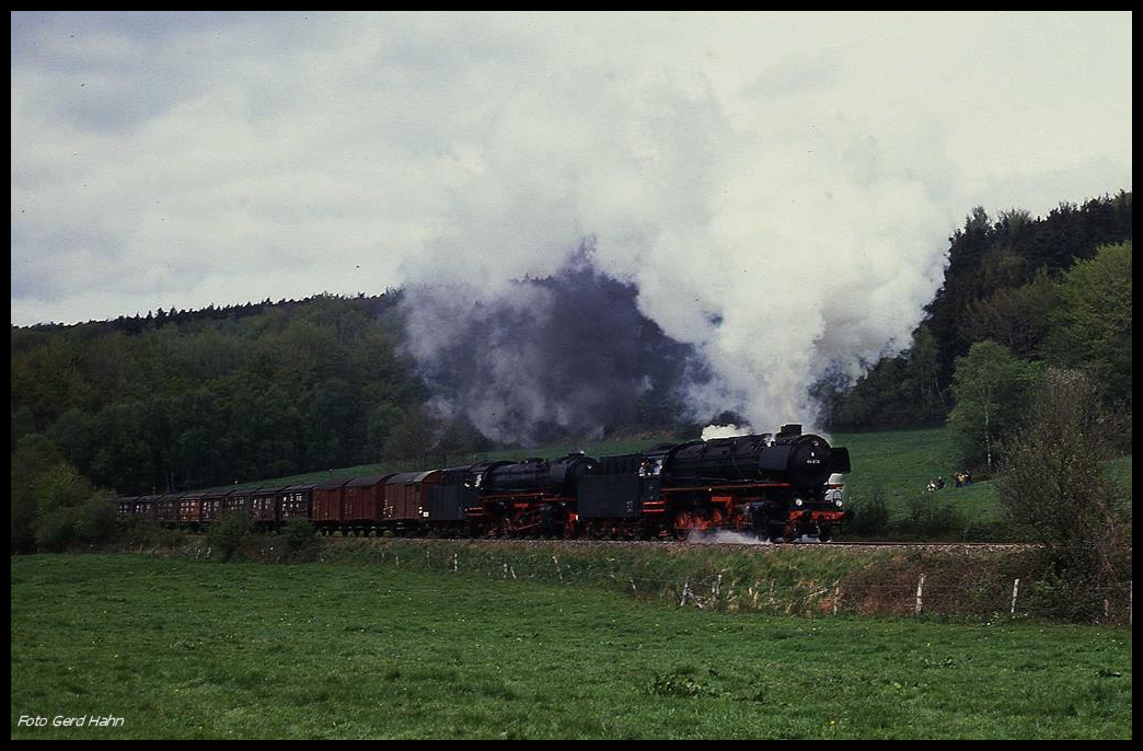 44404 und 41360 am 28.4.1990 vor einem Güterzug auf der Teutoburger Wald Eisenbahn zwischen Brochterbeck und Tecklenburg unterwegs in Richtung Lengerich.
