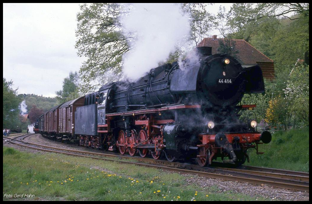 44404 am 28.4.1990 vor einem Güterzug auf der Teutoburger Wald Eisenbahn im Bahnhof Brochterbeck.