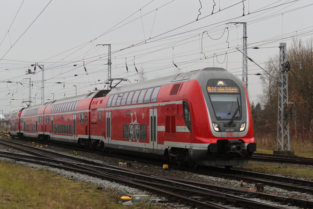 445 001 als RE4356 von Elsterwerda nach Rostock Hbf bei der Einfahrt im Rostocker Hbf.30.11.2018