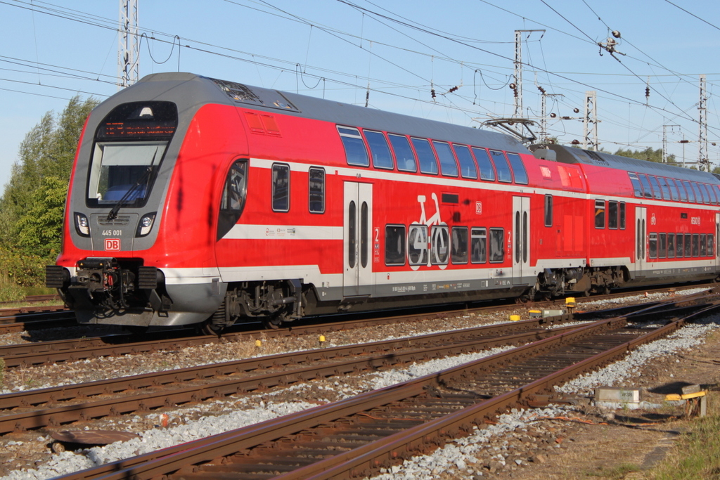 445 001 als RE5 (RE 4357)von Rostock Hbf nach Berlin Südkreuz bei der Ausfahrt im Rostocker Hbf.18.08.2018