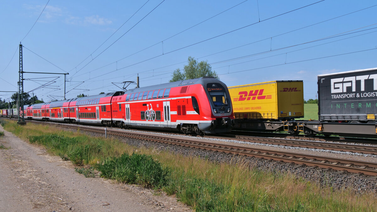 445 001 als RE5 Rostock Hbf - Berlin Südkreuz kurz hinter der Durchfahrt durch Kavelstorf. Wegen Bauarbeiten zwischen Rostock und Schwaan wurden die Züge über Plaaz umgeleitet und hielten nicht in Güstrow.
Aufgenommen im Juni 2023.