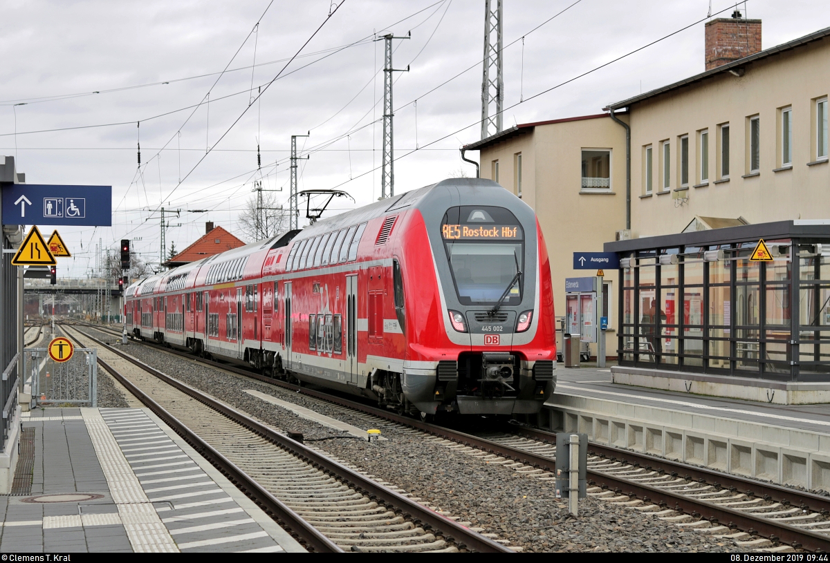 445 002-2 und 445 004-8 (Bombardier Twindexx Vario) von DB Regio Nordost als RE 4358 (RE5) nach Rostock Hbf stehen im Startbahnhof Elsterwerda auf Gleis 1.
[8.12.2019 | 9:44 Uhr]