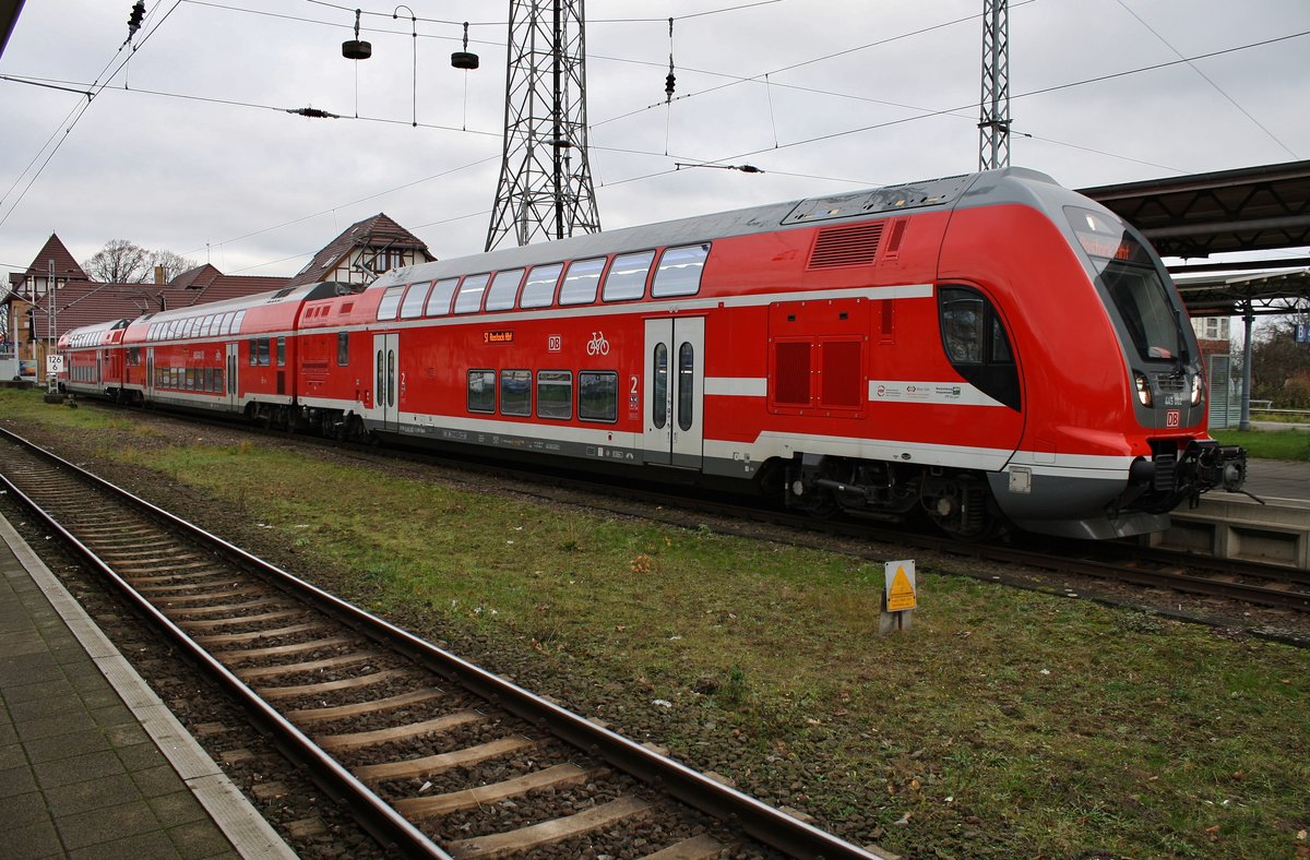 445 002-2 steht am 1.12.2017 als S1 nach Rostock Hauptbahnhof in Warnemünde bereit.