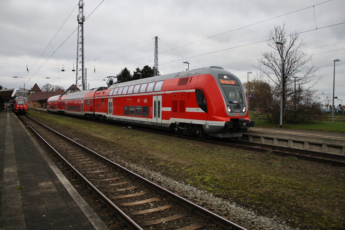445 002-2 verlässt am 1.12.2017 als S1 von Warnemünde nach Rostock Hauptbahnhof den Startbahnhof.