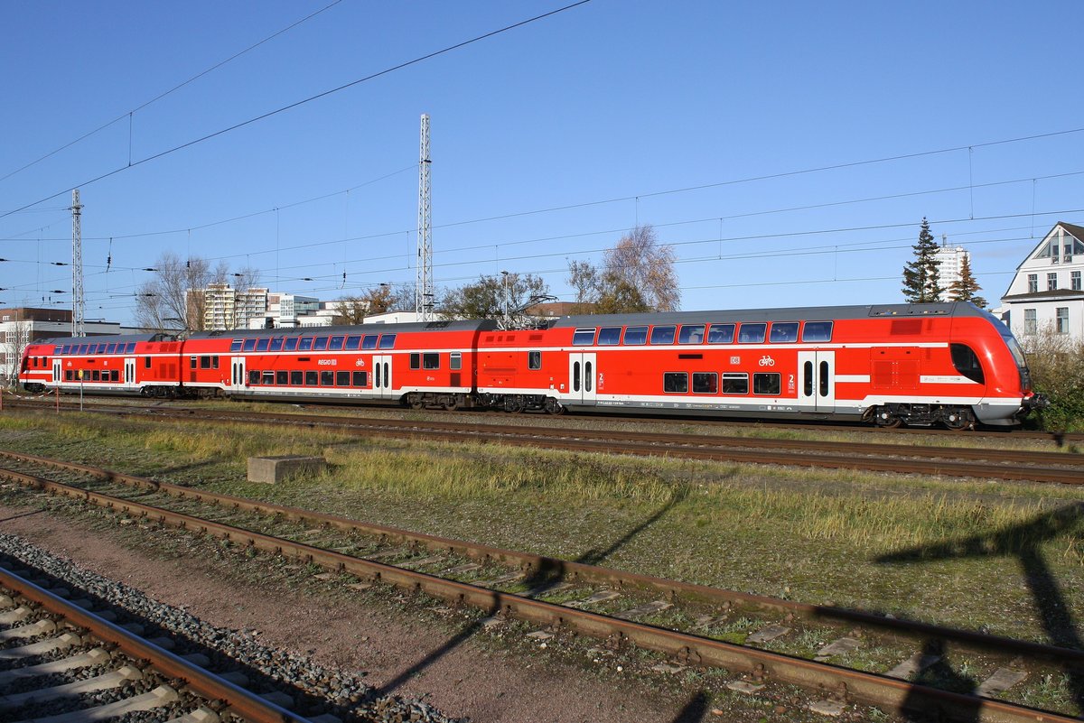 445 002-2 verlässt am 17.11.2017 als S3 von Güstrow nach Warnemünde den Rostocker Hauptbahnhof.