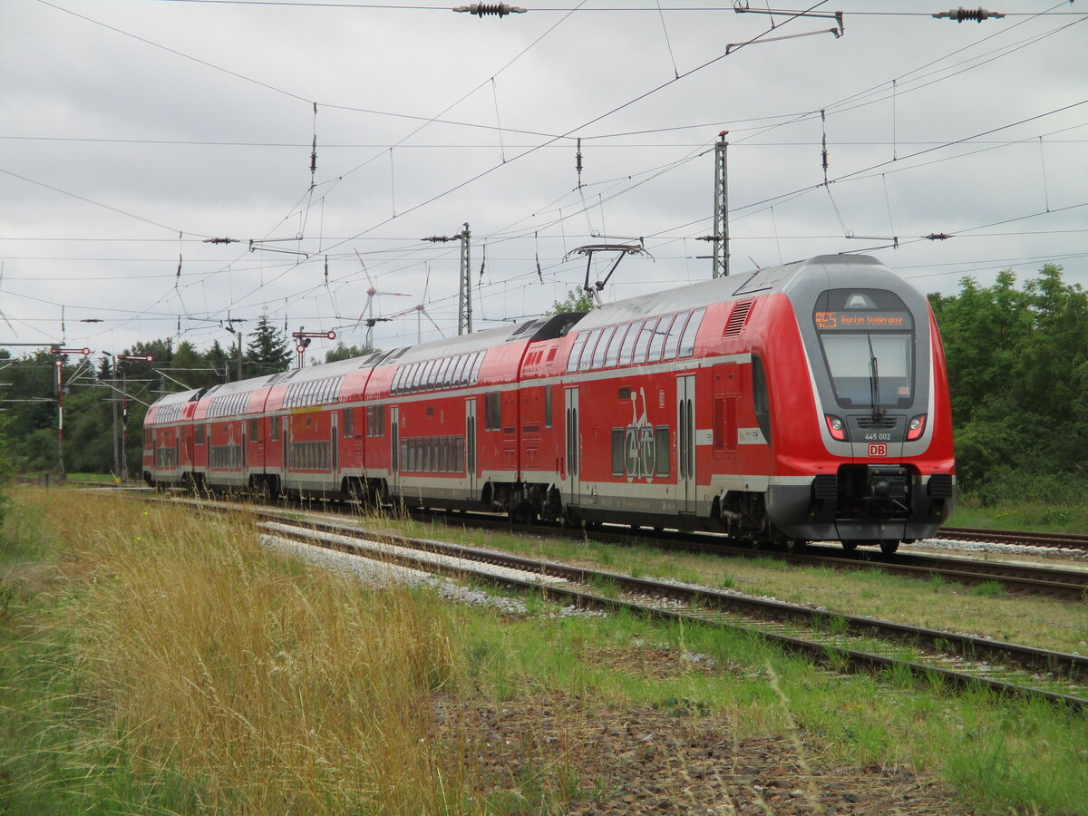 445 002 als RE Stralsund-Berlin Südkreuz wartete,am 31.Juli 2023,in Grimmen, an der Ausfahrt Richtung Neubrandenburg,auf den Gegenzug. 