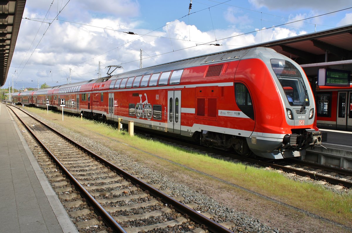 445 003-0 steht am 04.05.2019 als RE5 (RE4361) von Rostock Hauptbahnhof nach Elsterwerda im Startbahnhof bereit. 