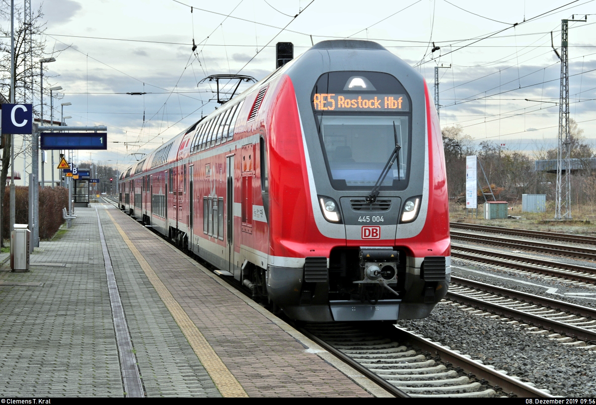 445 004-8 und 445 002-2 (Bombardier Twindexx Vario) von DB Regio Nordost als RE 4358 (RE5) nach Rostock Hbf stehen im Startbahnhof Elsterwerda auf Gleis 1.
Aufgenommen im Gegenlicht.
[8.12.2019 | 9:56 Uhr]