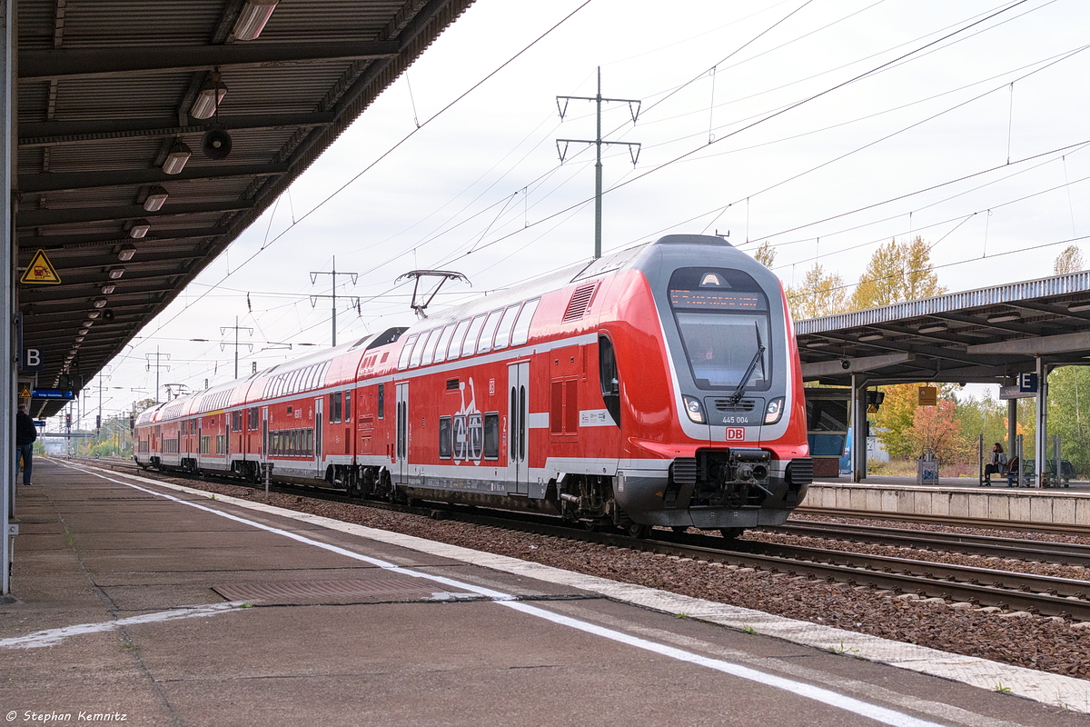 445 004-8 als RE5 (RE 4360) von Elsterwerda nach Rostock Hbf, wurde wegen einer Störung am Berliner Hbf (tief) über Berlin-Schönefeld Flughafen umgeleitet. Netten Gruß an den Tf! 09.10.2018