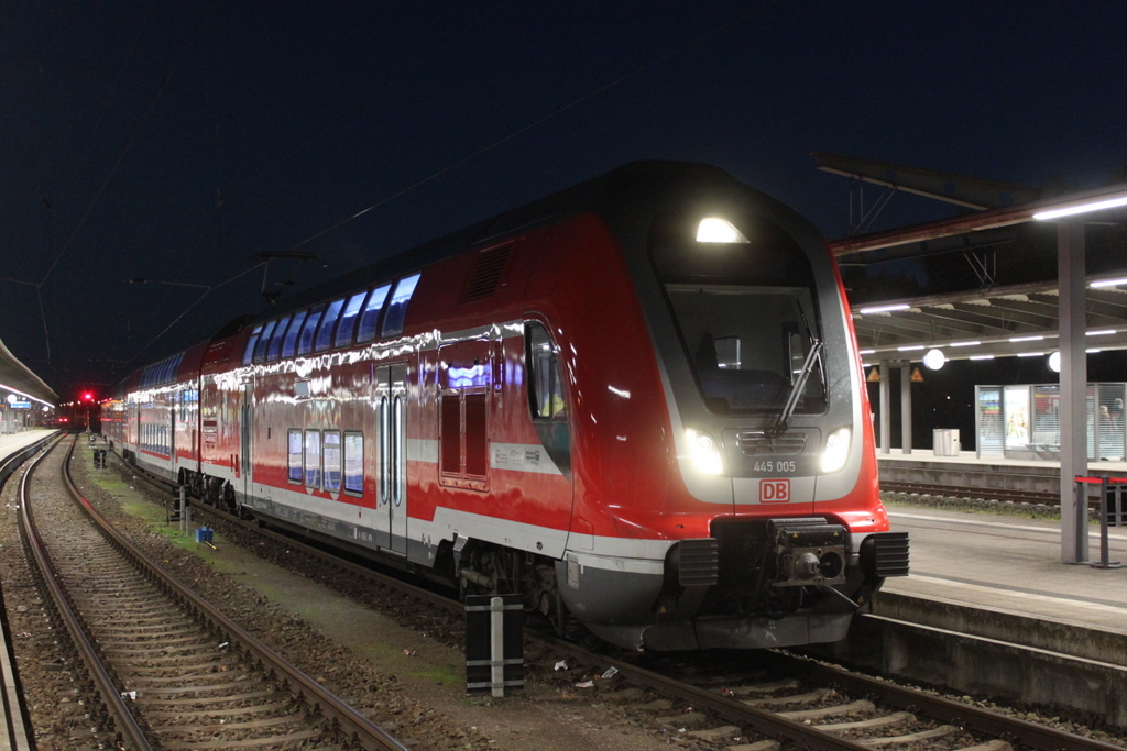 445 005-5 als RE4360(Elsterwerda-Rostock)kurz nach der Ankunft um 17:23 Uhr im Rostocker Hbf.03.11.2018 