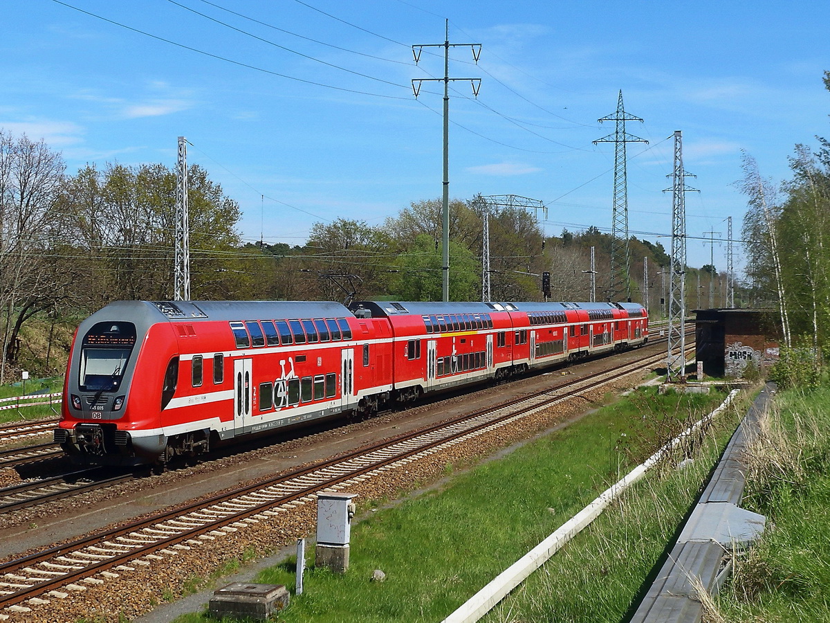 445 005 als RE 7 nach Elsterwerder mit 445 010 als Schubteil am 09. Mai 2021 durch Diedersdorf.