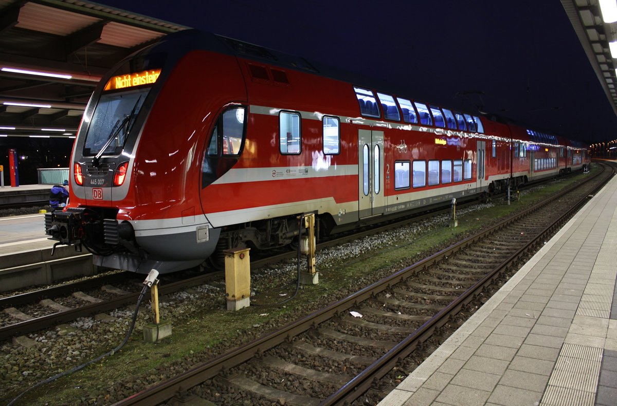 445 007-1 steht am 2.2.2018 als RE5 (RE4360) von Elsterwerda nach Rostock Hauptbahnhof im Zielbahnhof.