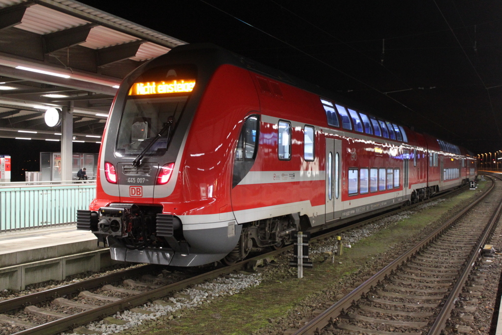445 007-1+Twindexxwagen DBpza 782.1+445 009-7 als RE 4360 von Elsterwerda nach Rostock Hbf kurz nach der Ankunft im Rostocker Hbf.21.12.2017