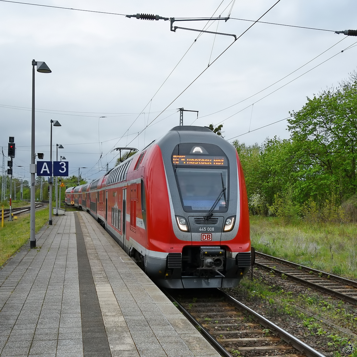 445 008 als RE5 nach Rostock fährt gerade am Hauptbahnhof in Neustrelitz ein. (Mai 2021)