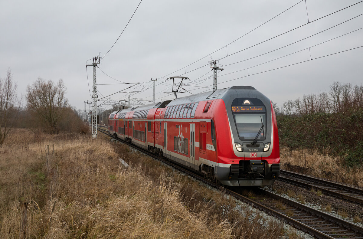 445 008 am 07.01.2023 als RE5 nach Berlin Südkreuz in Sildemow bei Rostock.