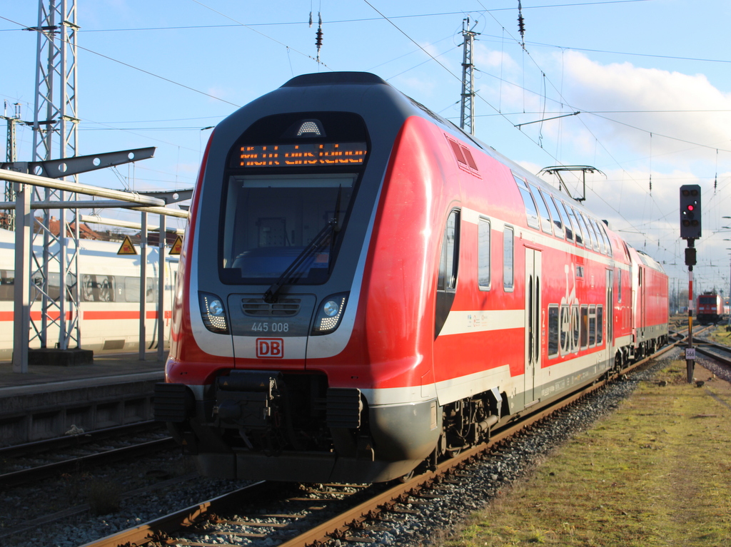 445 008 mit 146 267 am 13.12.2024 im Rostocker Hbf.