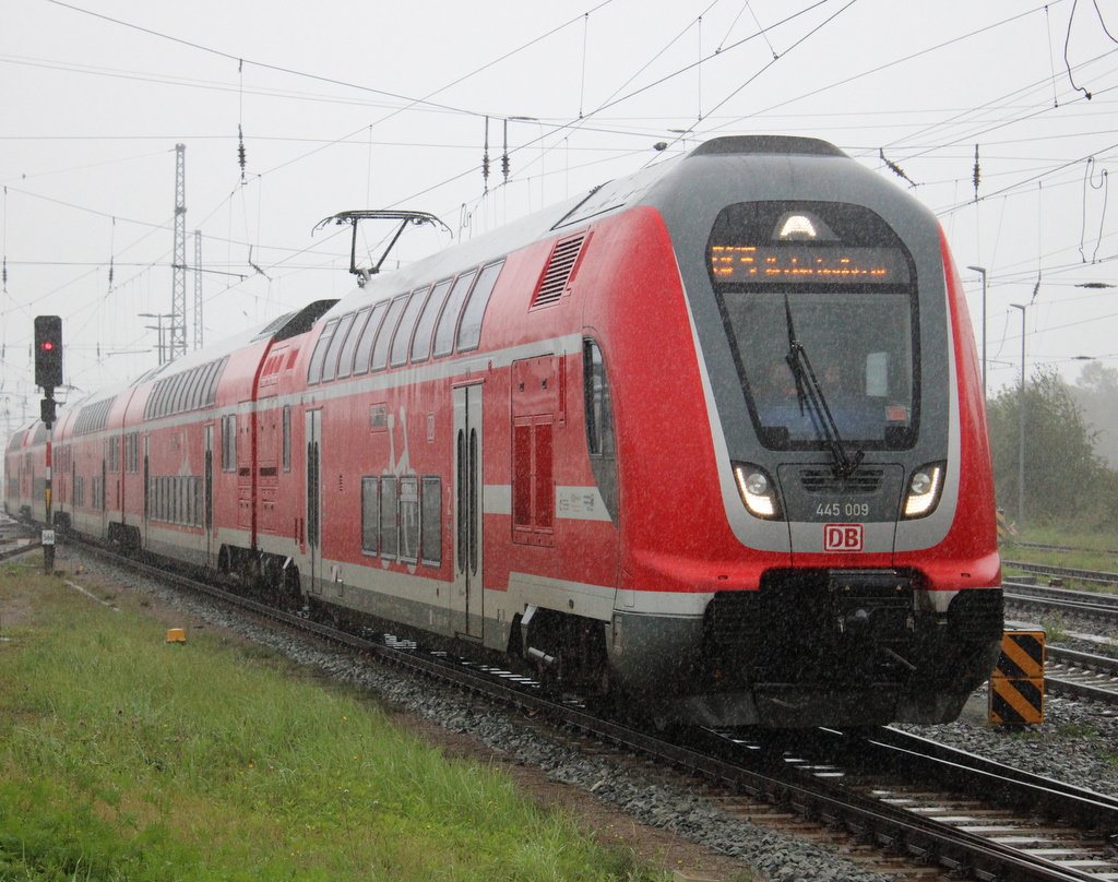 445 009 als RE 4359 von Rostock Hbf nach Berlin-Südkreuz bei heftigen Starkregen im Rostocker Hbf.07.10.2023