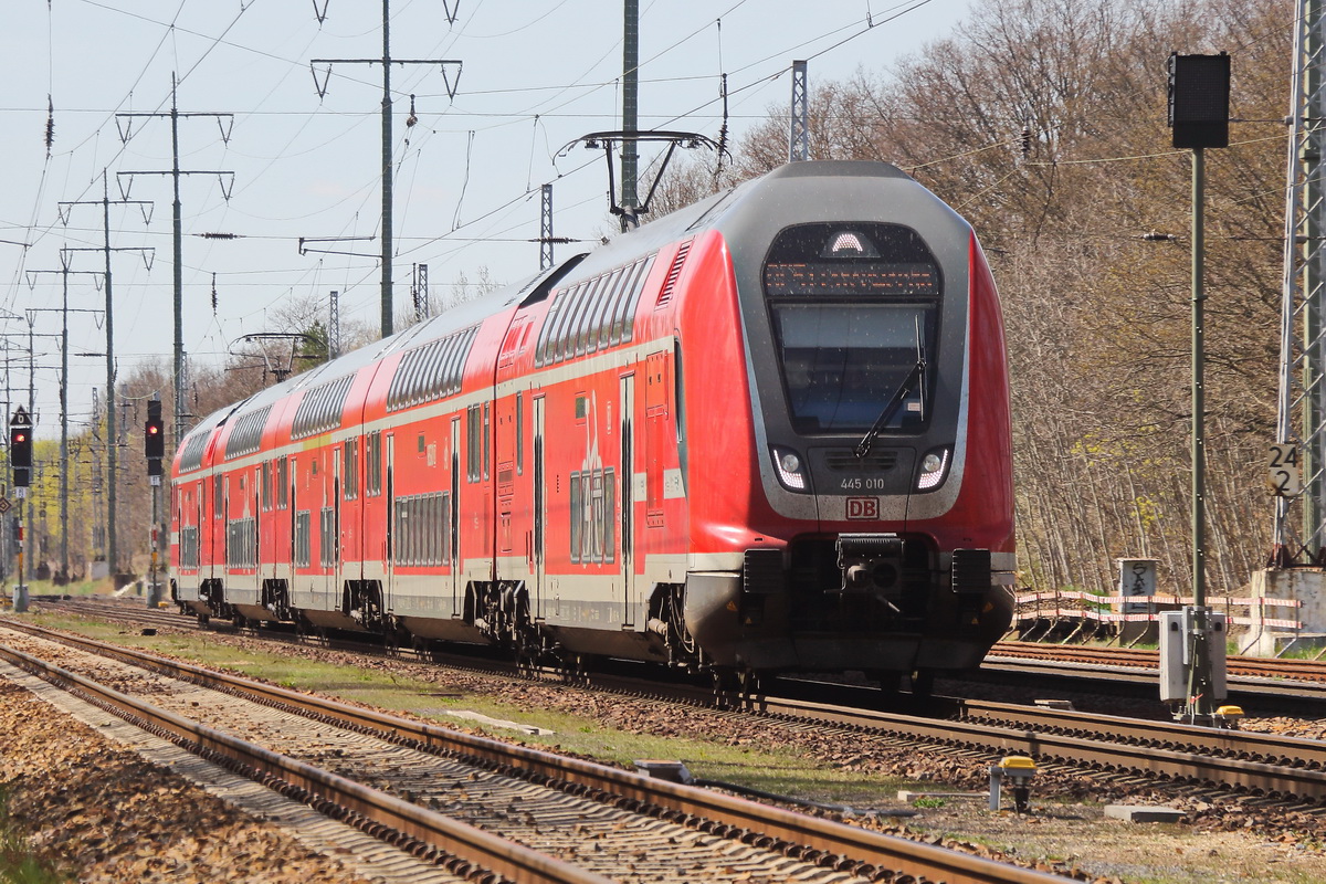 445 0105 am 18. April 2022 als RE5 nach Elsterwerda auf den südlichen