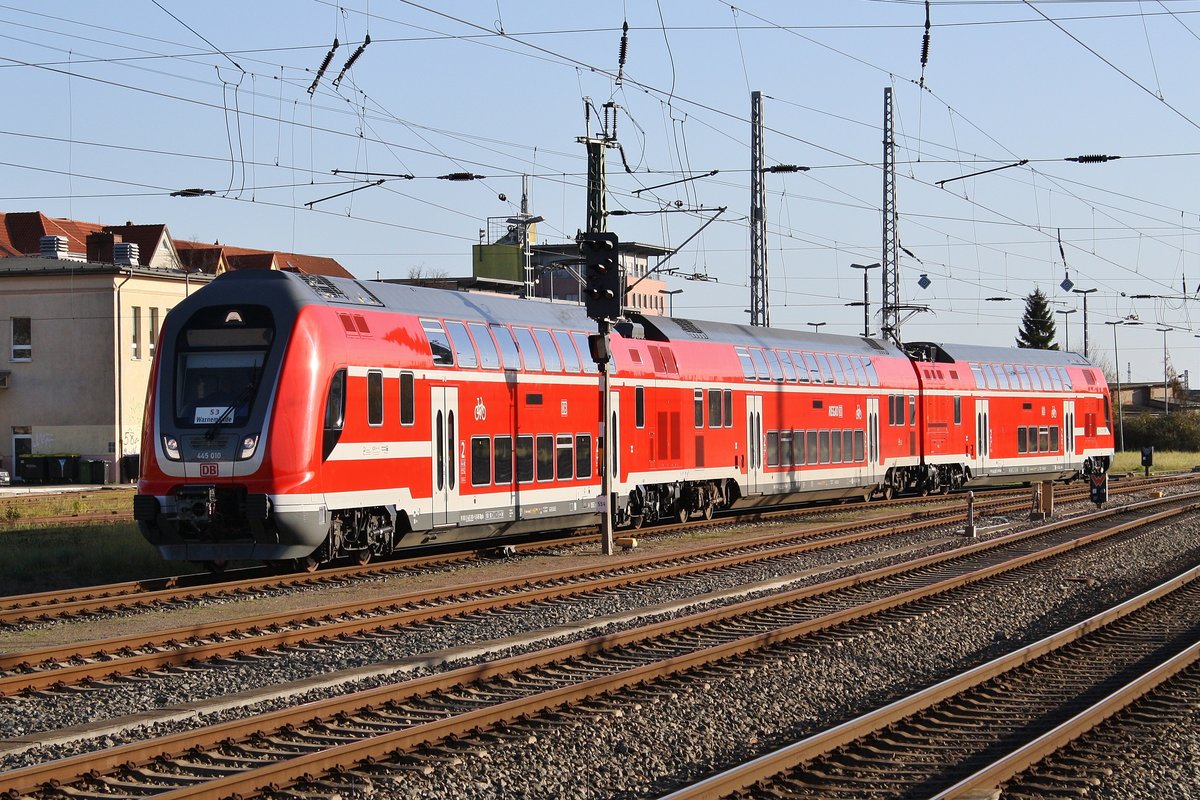 445 010-5 erreicht am 17.11.2017 als S3 von Güstrow nach Warnemünde den Rostocker Hauptbahnhof.