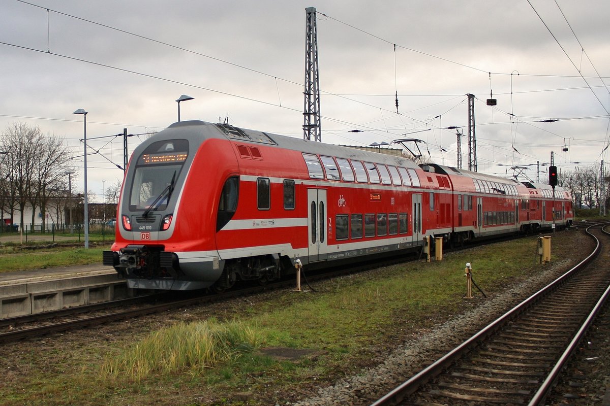 445 010-5 fährt am 1.12.2017 als S1 nach Rostock Hauptbahnhof aus Warnemünde aus.