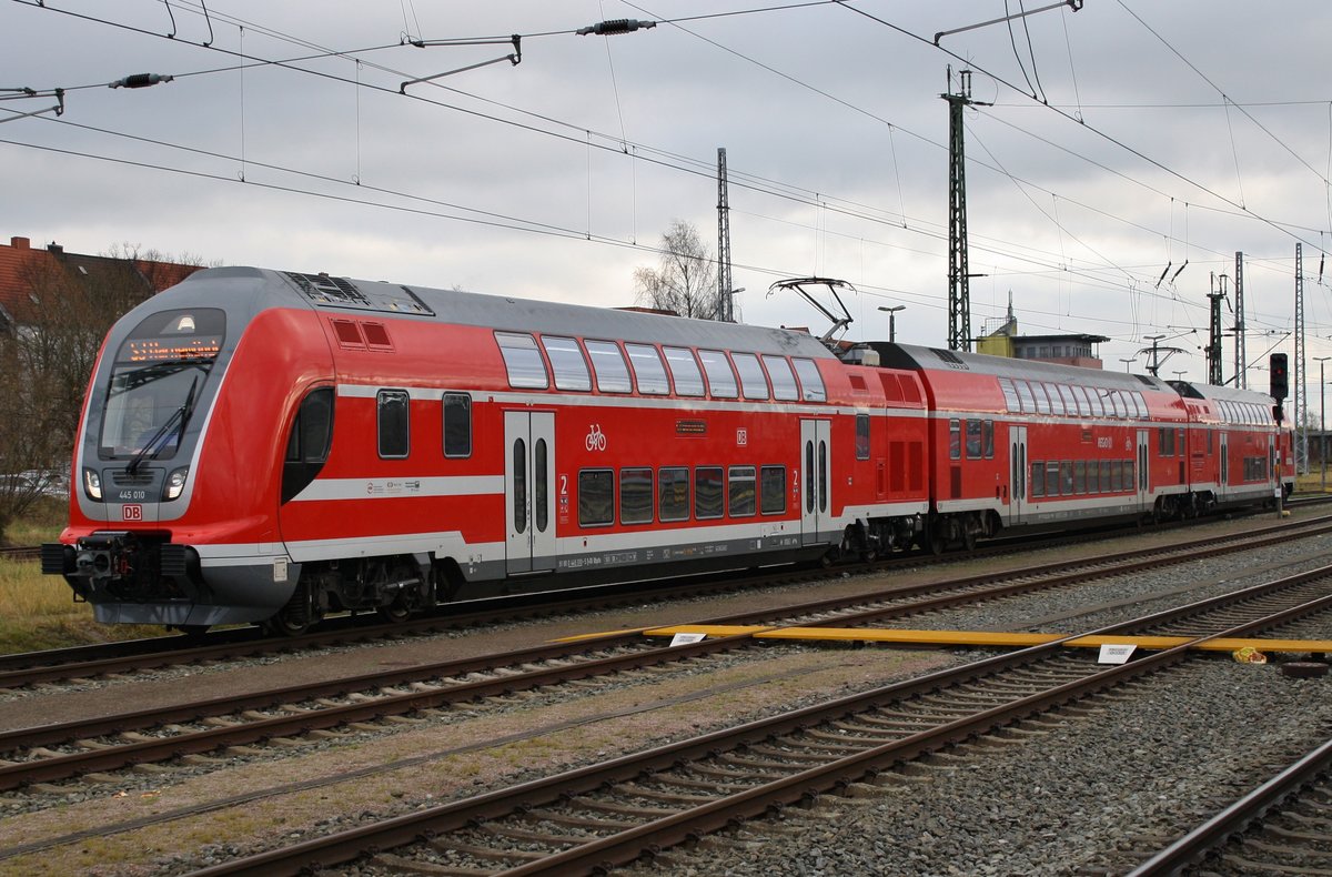 445 010-5 fährt am 1.12.2017 als S3 von Güstrow nach Warnemünde in den Rostocker Hauptbahnhof ein.
