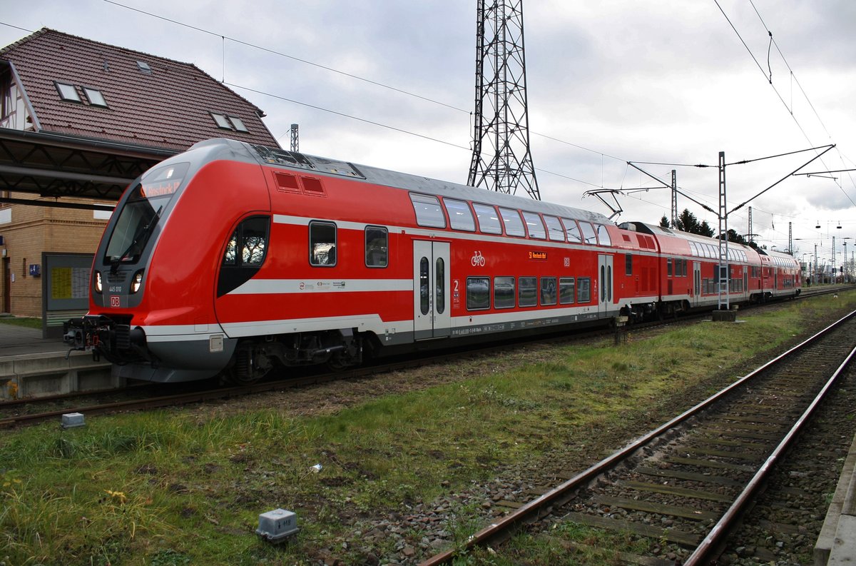 445 010-5 wartet am 1.12.2017 als S1 von Warnemünde nach Rostock Hauptbahnhof im Startbahnhof auf Abfahrt.