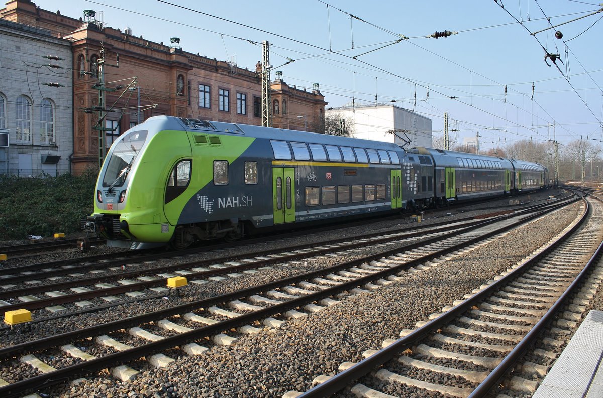 445 013-9 fährt am 10.2.2018 als RE7 (RE21066) von Hamburg Hauptbahnhof nach Flensburg zusammen mit 445 015-4 als RE7 (RE21116) von Hamburg Hauptbahnhof nach Kiel Hauptbahnhof aus dem Startbahnhof aus.