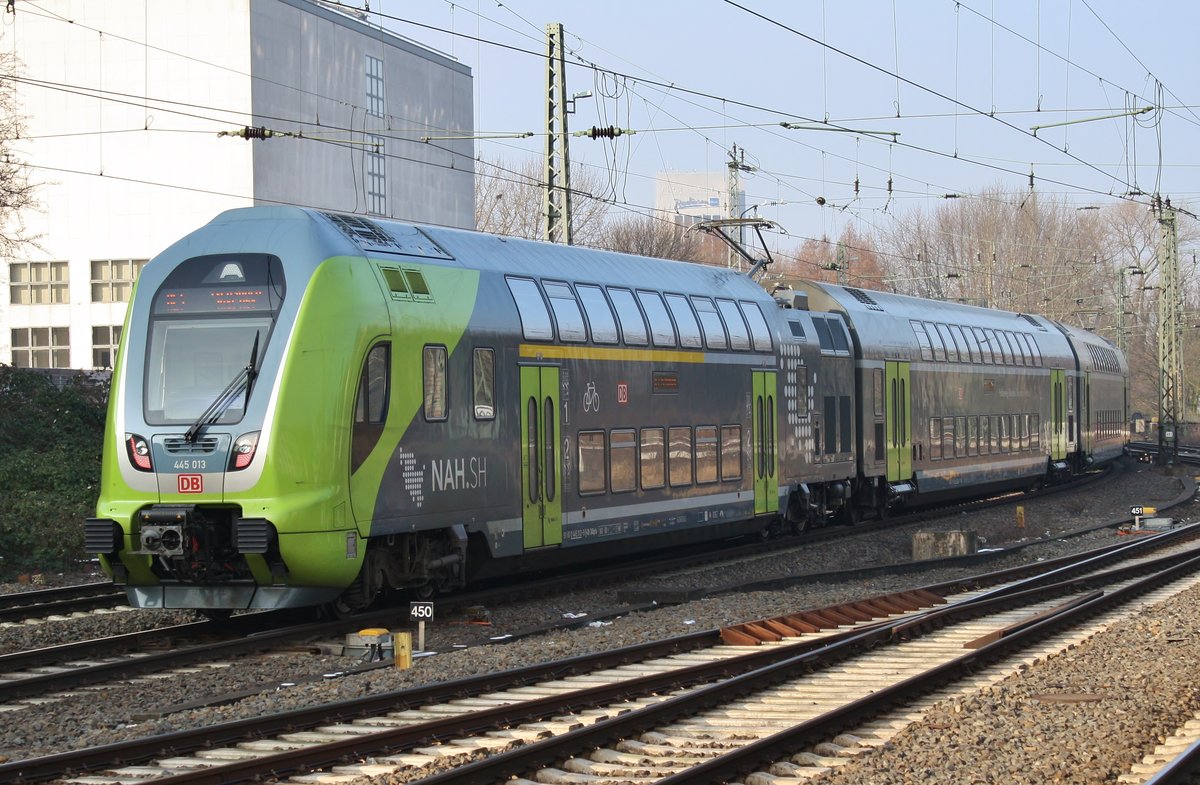 445 013-9 verlässt am 10.2.2018 als RE7 (RE21066) nach Flensburg zusammen mit 445 015-4 als RE7 (RE21116) nach Kiel Hauptbahnhof den Hamburger Hauptbahnhof.