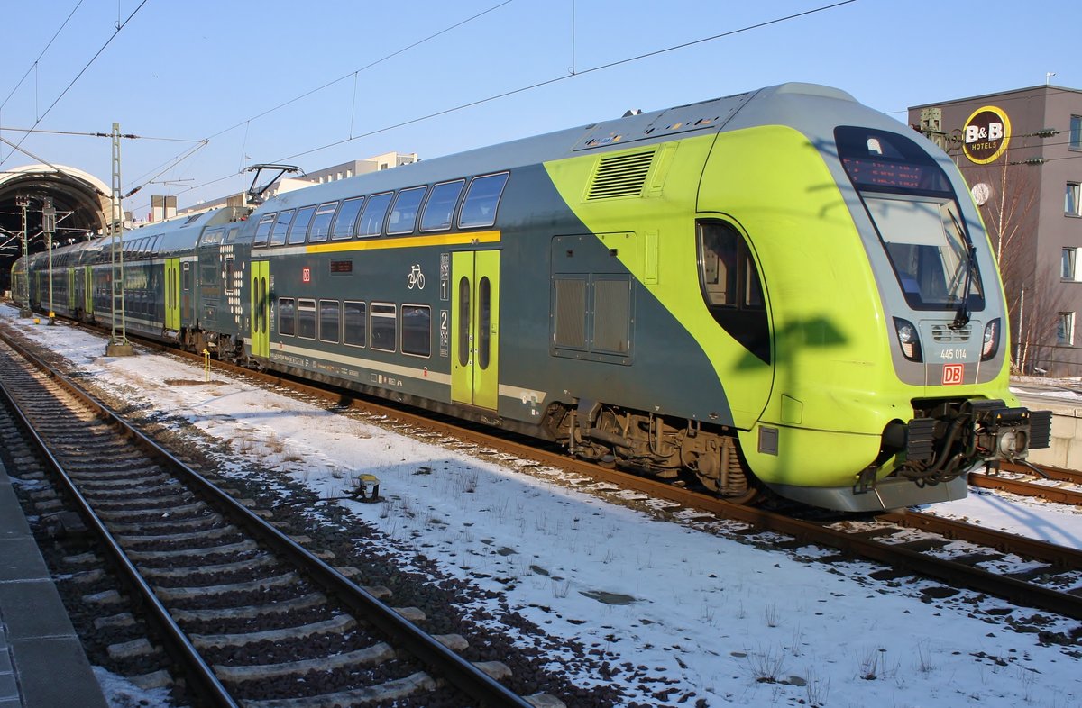 445 014-7 fährt am 3.3.2018 als RE7 (RE21120) von Hamburg Hauptbahnhof kommend in den Kieler Hauptbahnhof ein.