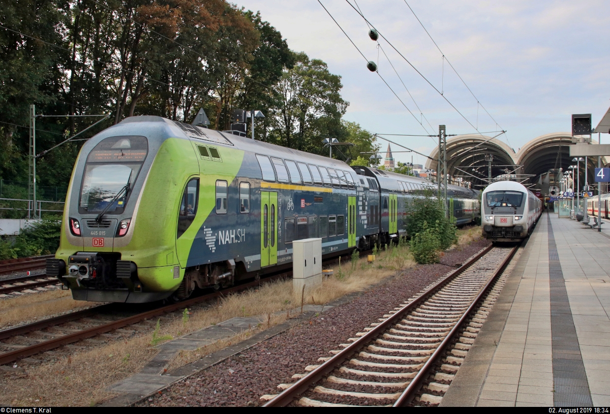 445 015-4 (Bombardier Twindexx Vario) von DB Regio Schleswig-Holstein (DB Regio Nord) rangiert in Kiel Hbf auf Gleis 5, während Bimdzf mit Schublok 101 086-7 als hier endender IC 2412 (Linie 30) von Köln Hbf abweichend auf Gleis 4 steht.
[2.8.2019 | 18:34 Uhr]