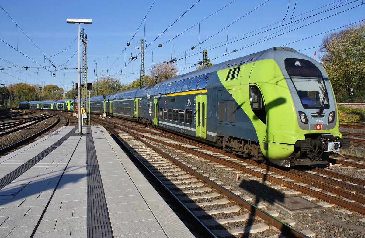 445 015-4 verlässt am 3.11.2018 als RE7 (RE21064) von Hamburg Hauptbahnhof nach Flensburg den Startbahnhof.