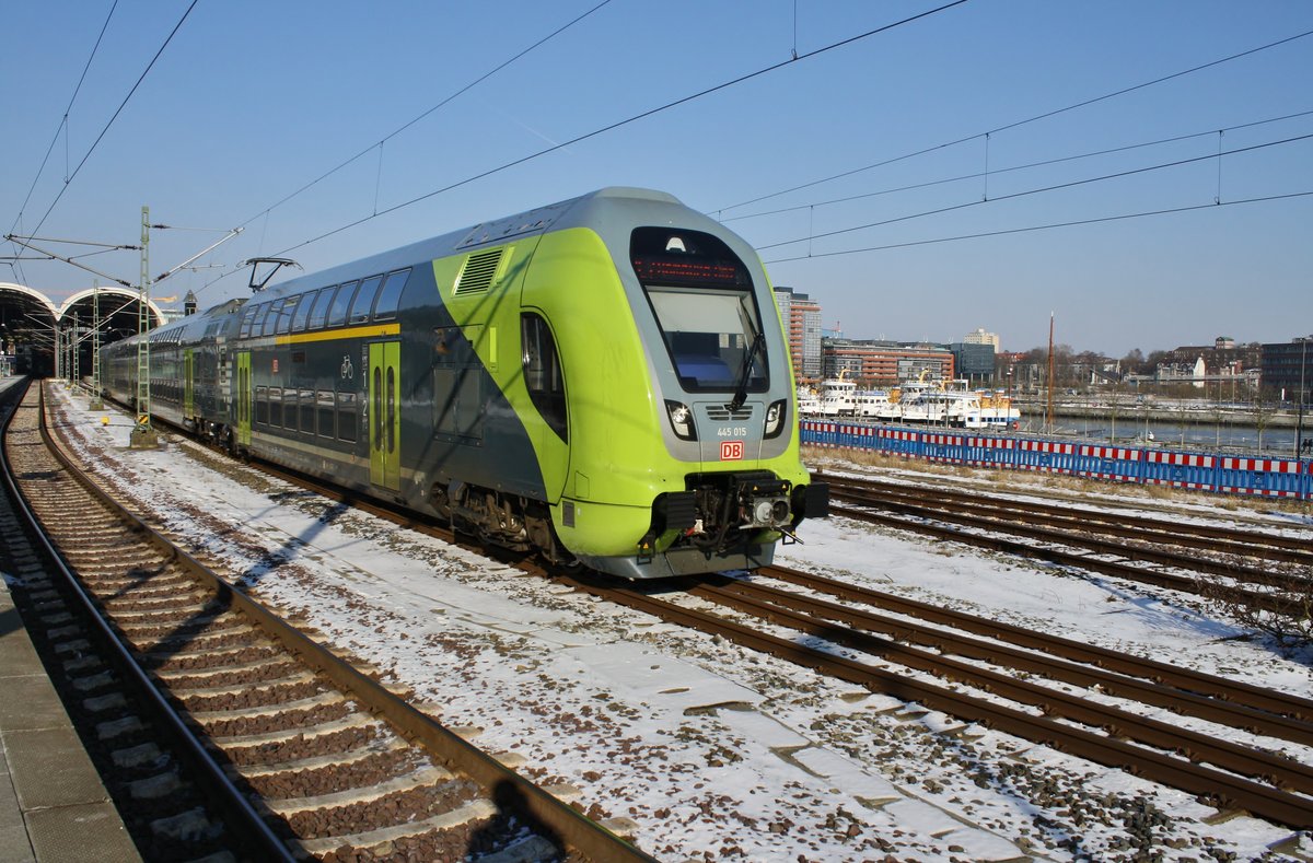 445 015-4 verlässt am 3.3.2018 als RE7 (RE21125) nach Hamburg Hauptbahnhof den Kieler Hauptbahnhof.