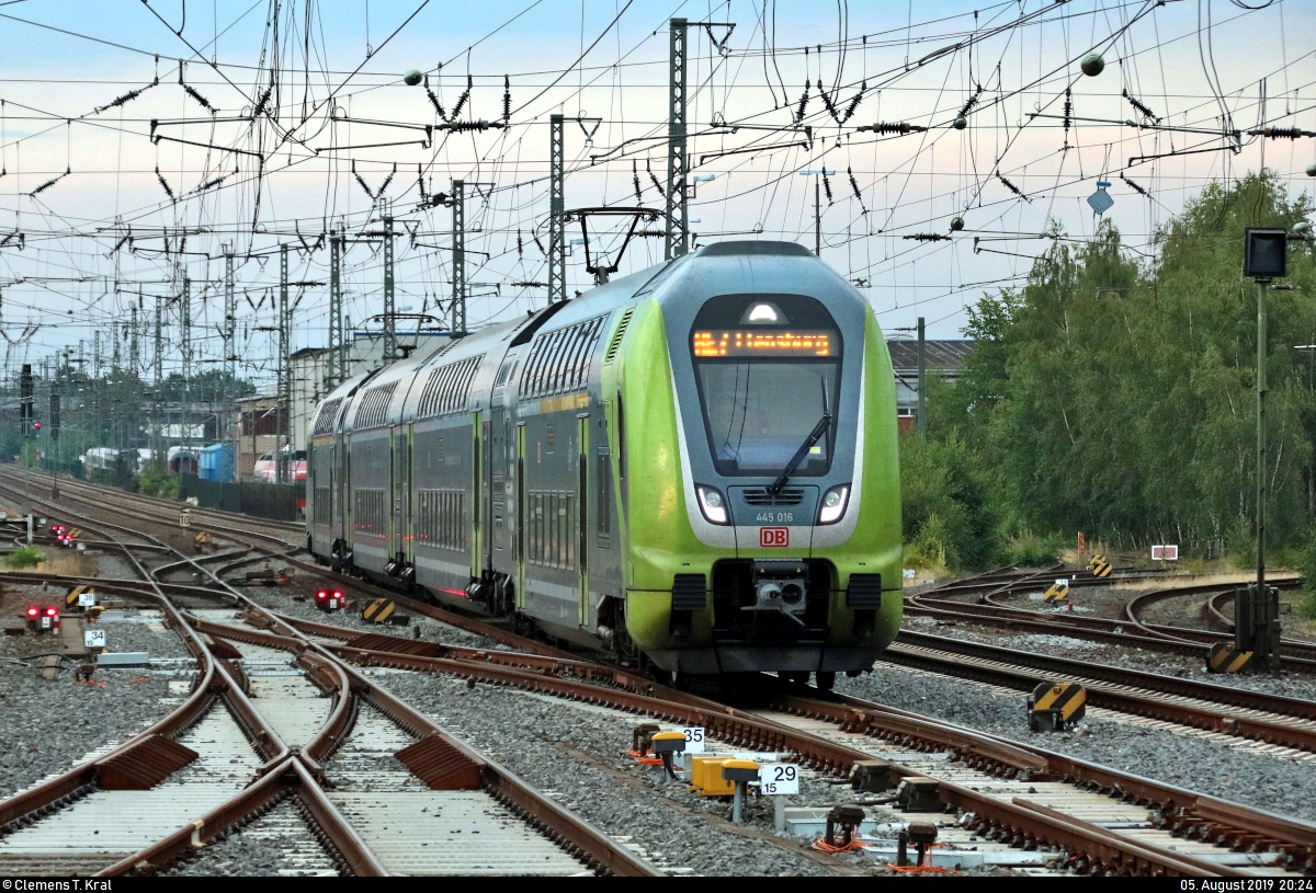 445 016-2 und 445 035-2  Bordesholm  (Bombardier Twindexx Vario) von DB Regio Schleswig-Holstein (DB Regio Nord) als RE 21135 (RE7) von Kiel Hbf, weiter als RE 21080 (RE7) nach Flensburg, erreichen den Endbahnhof Neumünster abweichend auf Gleis 4.
Aufgenommen am Ende des Bahnsteigs 5/6.
[5.8.2019 | 20:24 Uhr]