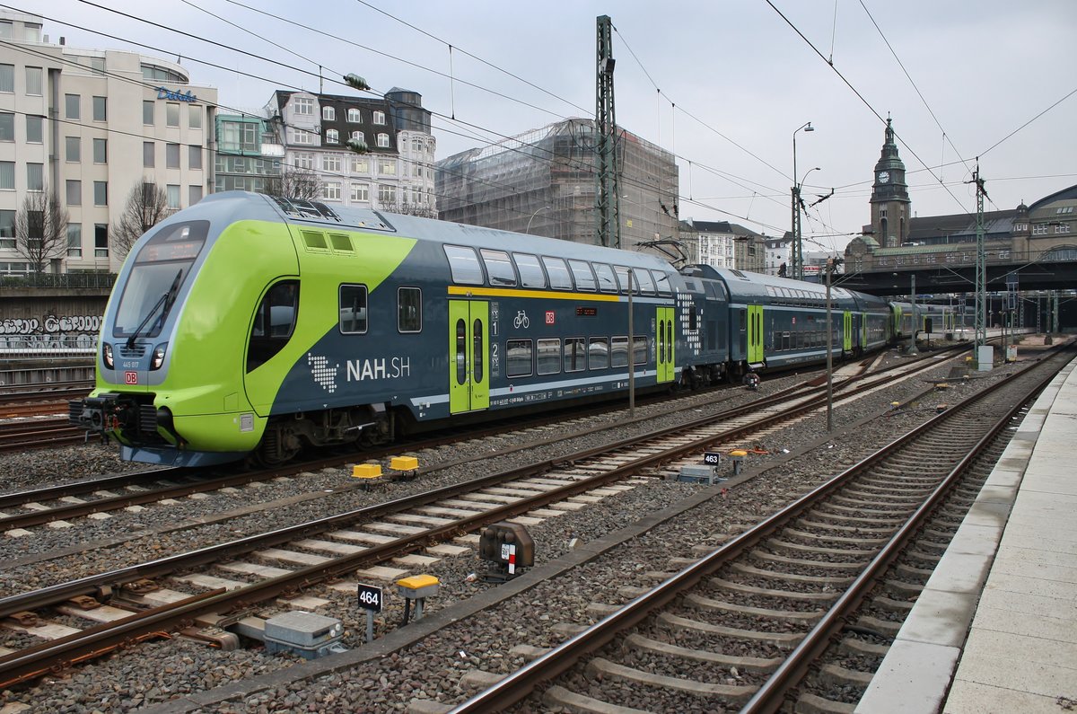 445 017-0 verlässt am 10.2.2018 als RE7 (RE21120) nach Kiel Hauptbahnhof zusammen mit 445 037-8 als RE7 (RE21070) nach Flensburg den Hamburger Hauptbahnhof.