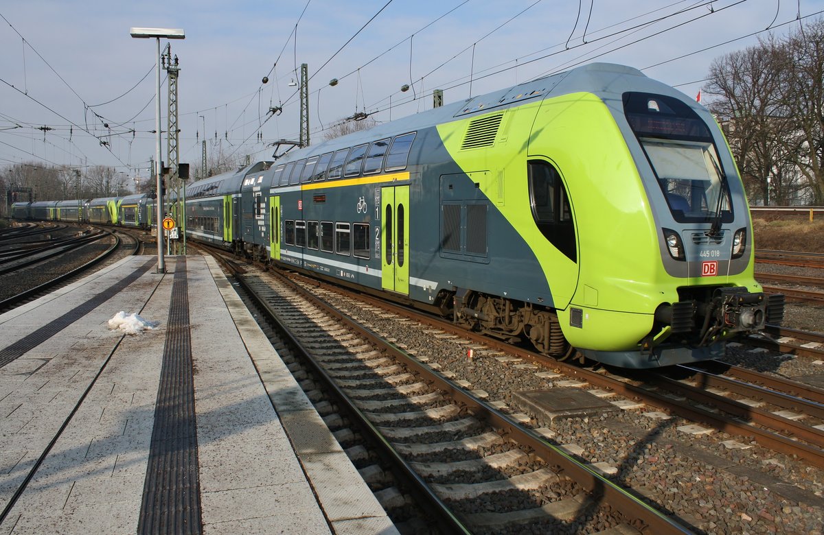 445 018-8 erreicht am 10.2.2018 als RE7 (RE21069) von Flensburg zusammen mit 445 016-2 als RE7 (RE21119) von Kiel Hauptbahnhof den Hamburger Hauptbahnhof.