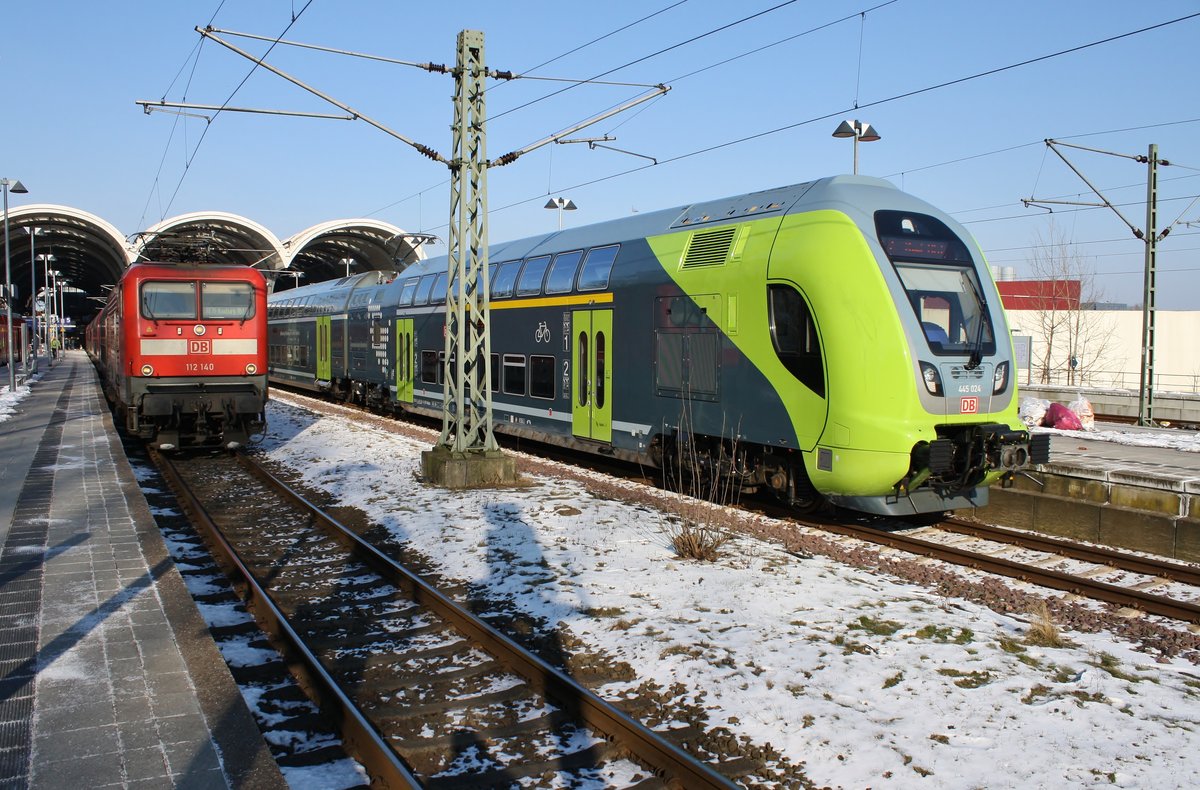 445 024-6 trifft am 3.3.2018 als RE7 (RE21118) von Hamburg Hauptbahnhof im Kieler Hauptbahnhof auf 112 140 mit dem RE70 (RE21023) nach Hamburg Hauptbahnhof. 