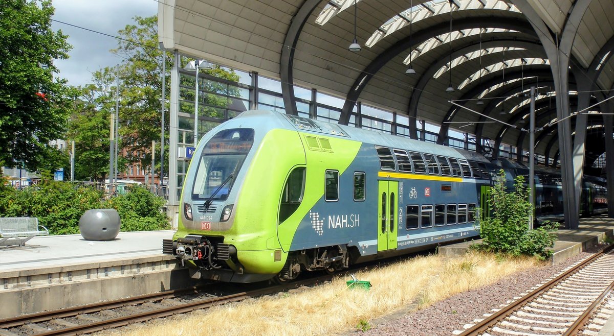 445 024 steht im Kieler Hauptbahnhof als 21019 (RE 70) nach HH-Altona. Aufgenommen am 10. Juli 2018.