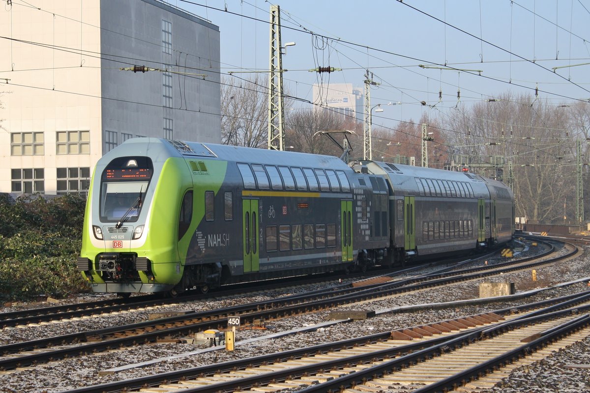 445 025-3 erreicht am 10.2.2018 als RE7 (RE21063) von Flensburg nach Hamburg Hauptbahnhof zusammen mit 445 023-8 als RE7 (RE21113) von Kiel Hauptbahnhof nach Hamburg Hauptbahnhof den Hauptbahnhof der Hansestadt.