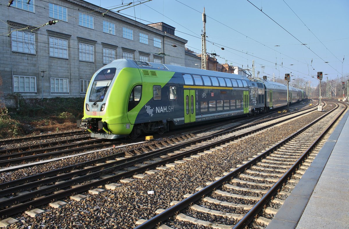 445 025-3 verlässt am 10.2.2018 als RE7 (RE21062) nach Flensburg zusammen mit 445 023-8 als RE7 (RE21112) nach Kiel Hauptbahnhof den Hamburger Hauptbahnhof.