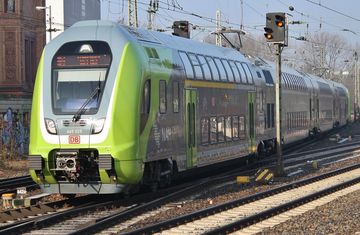 445 025-3 verlässt am 10.2.2018 als RE7 (RE21062) nach Flensburg zusammen mit 445 023-8 als RE7 (RE21112) nach Kiel Hauptbahnhof den Hamburger Hauptbahnhof.	