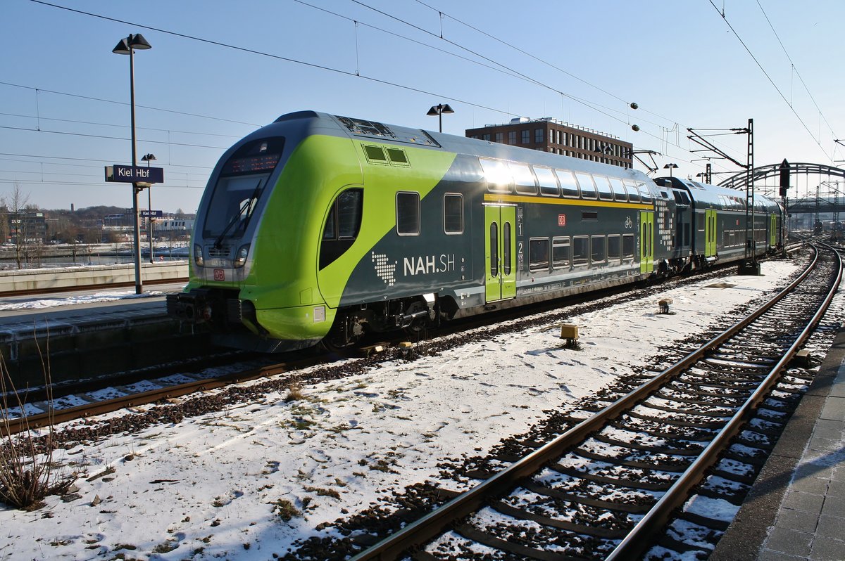 445 028-7 erreicht am 3.3.2018 als RE7 (RE21118) von Hamburg Hauptbahnhof den Kieler Hauptbahnhof.