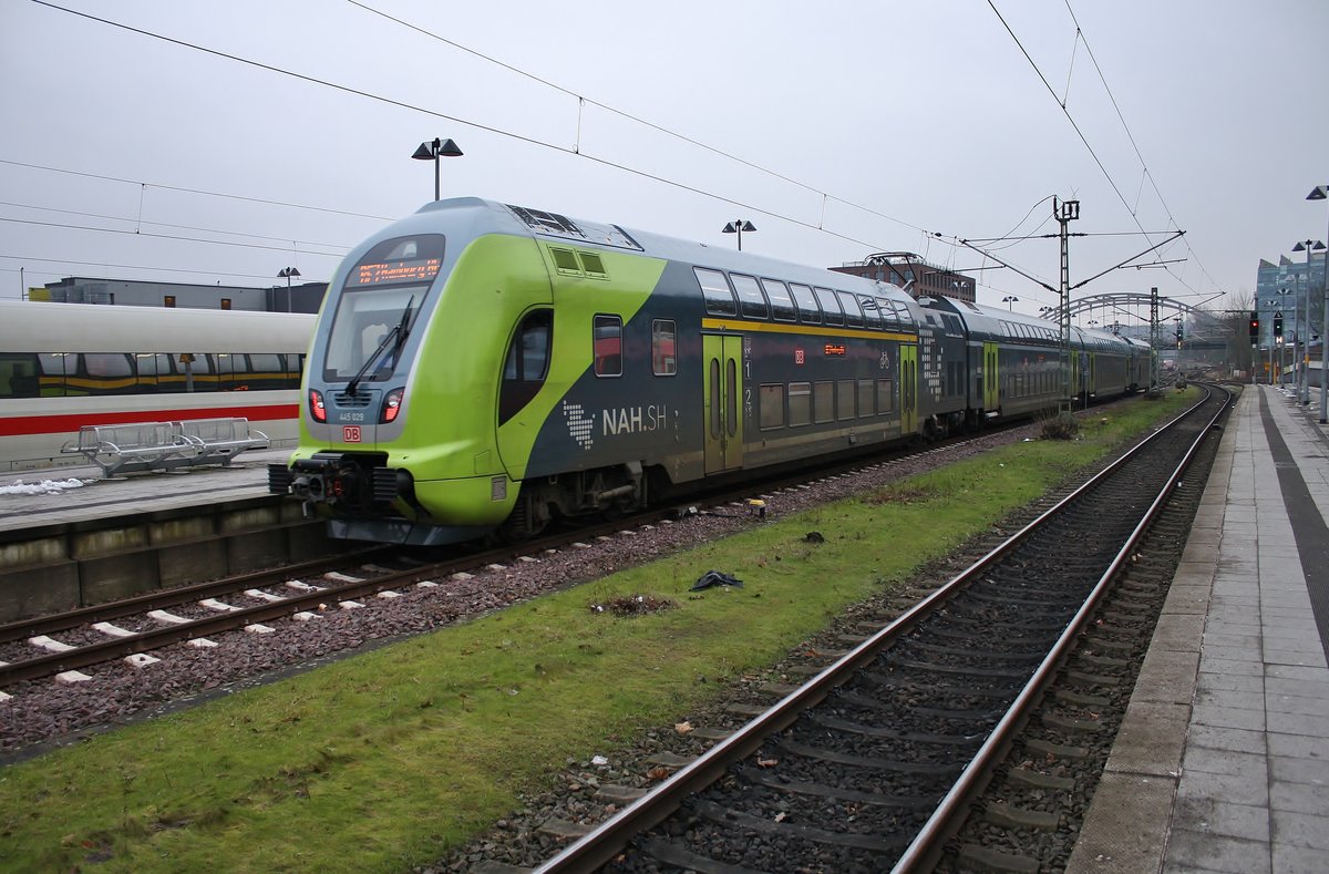 445 029-5 verlässt am 20.1.2018 als RE7 (RE21123) von Kiel Hauptbahnhof nach Hamburg Hauptbahnhof die Schleswig-holsteinische Landeshauptstadt.  