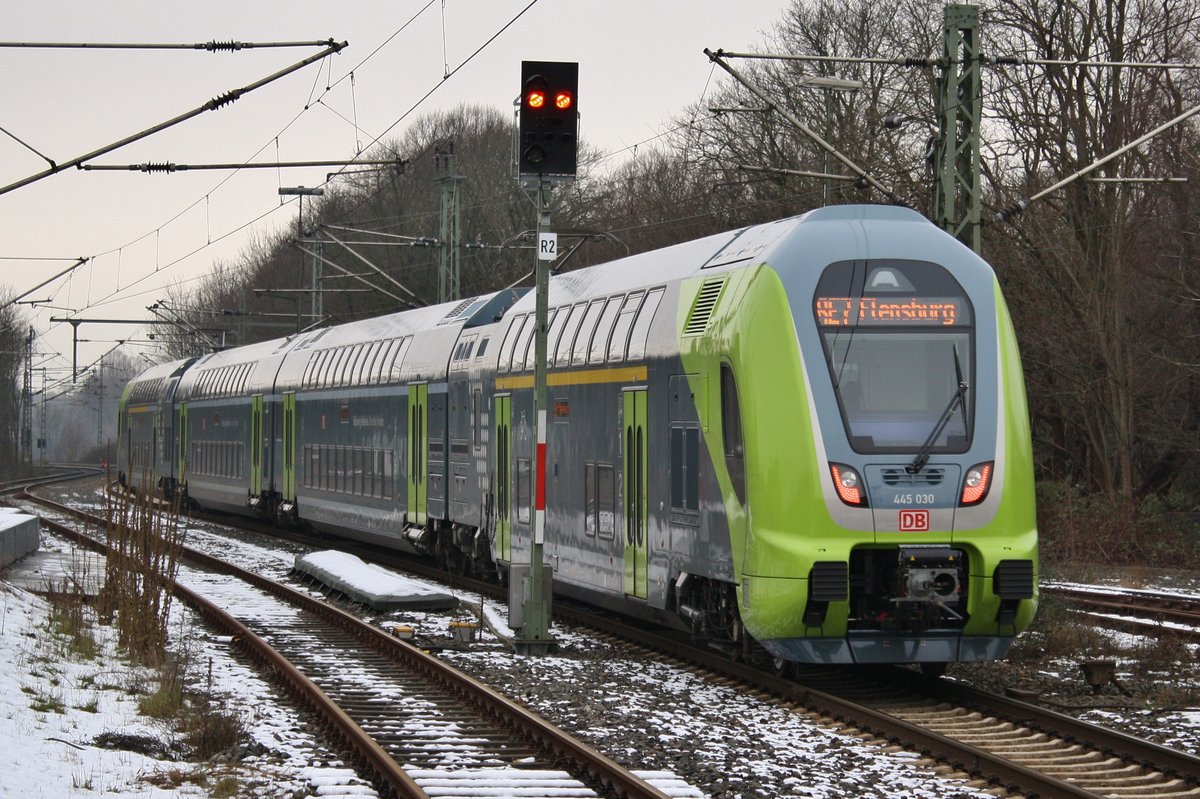 445 030-3 fährt am 20.1.2018 als RE7 (RE21062) von Neumünster nach Flensburg aus Rendsburg aus.