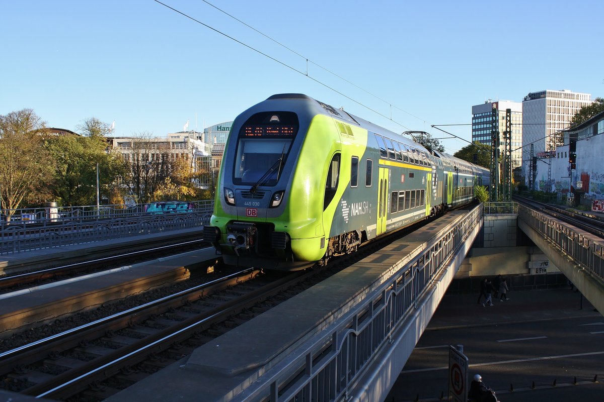 445 030-3 fährt am 3.11.2018 als RE70 (RE21022) von Hamburg Hauptbahnhof nach Kiel Hauptbahnhof in Hamburg Dammtor ein.