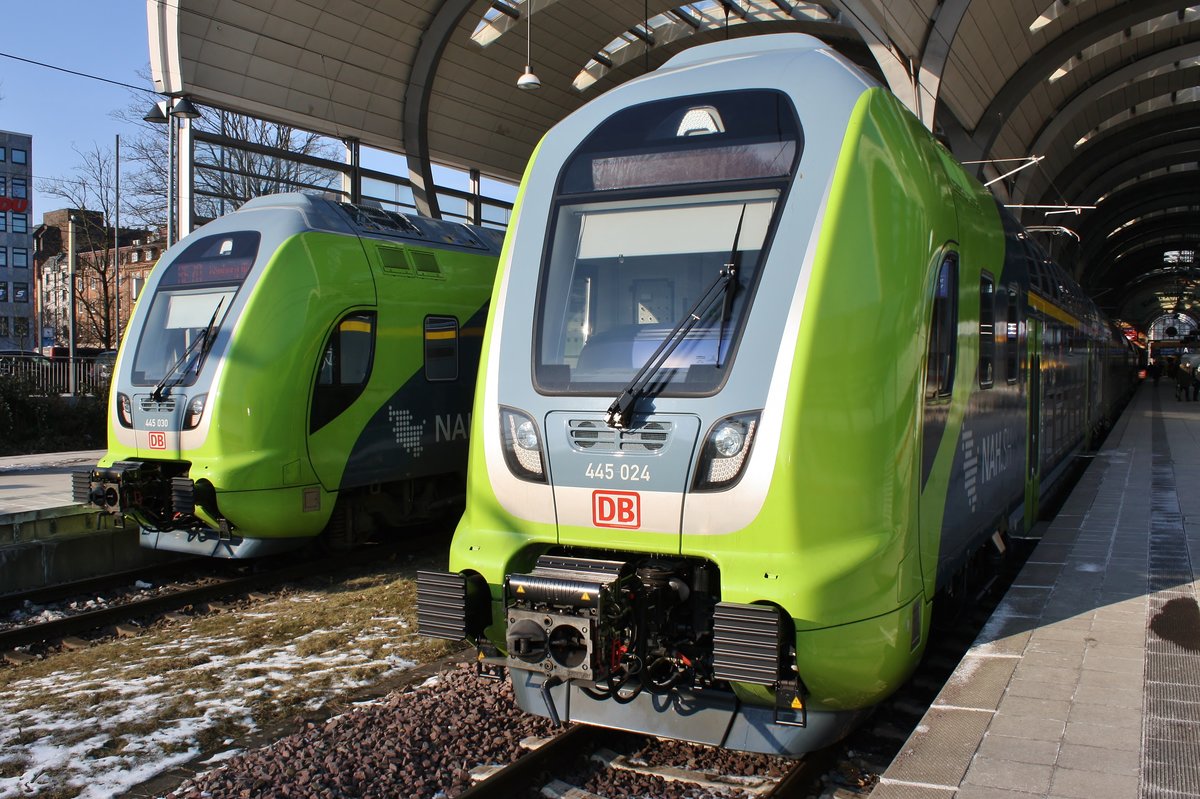 445 030-3 trifft am 3.3.2018 als RE70 (RE21025) nach Hamburg Hauptbahnhof im Kieler Hauptbahnhof auf 445 024-6 als RE7 (RE21127) nach Hamburg Hauptbahnhof.