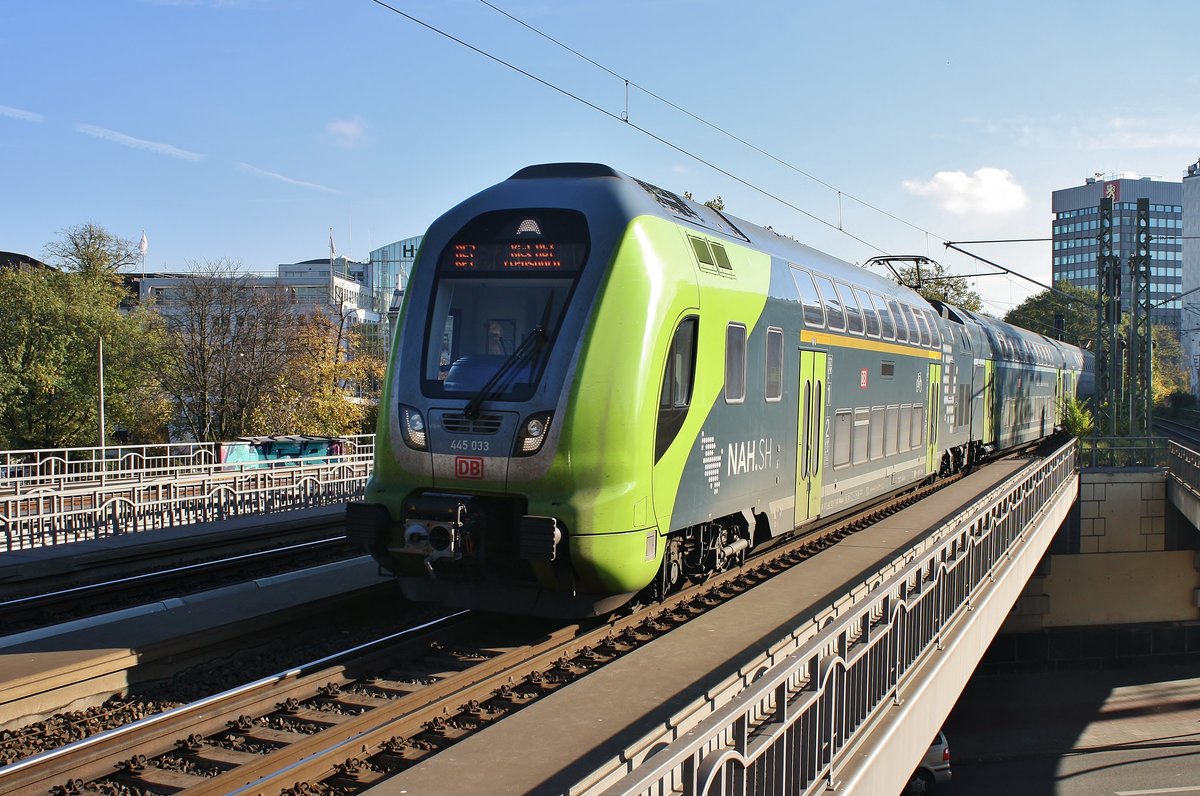 445 033-7 fährt am 3.11.2018 als RE7 (RE21116) von Hamburg Hauptbahnhof nach Kiel Hauptbahnhof in Hamburg Dammtor ein.