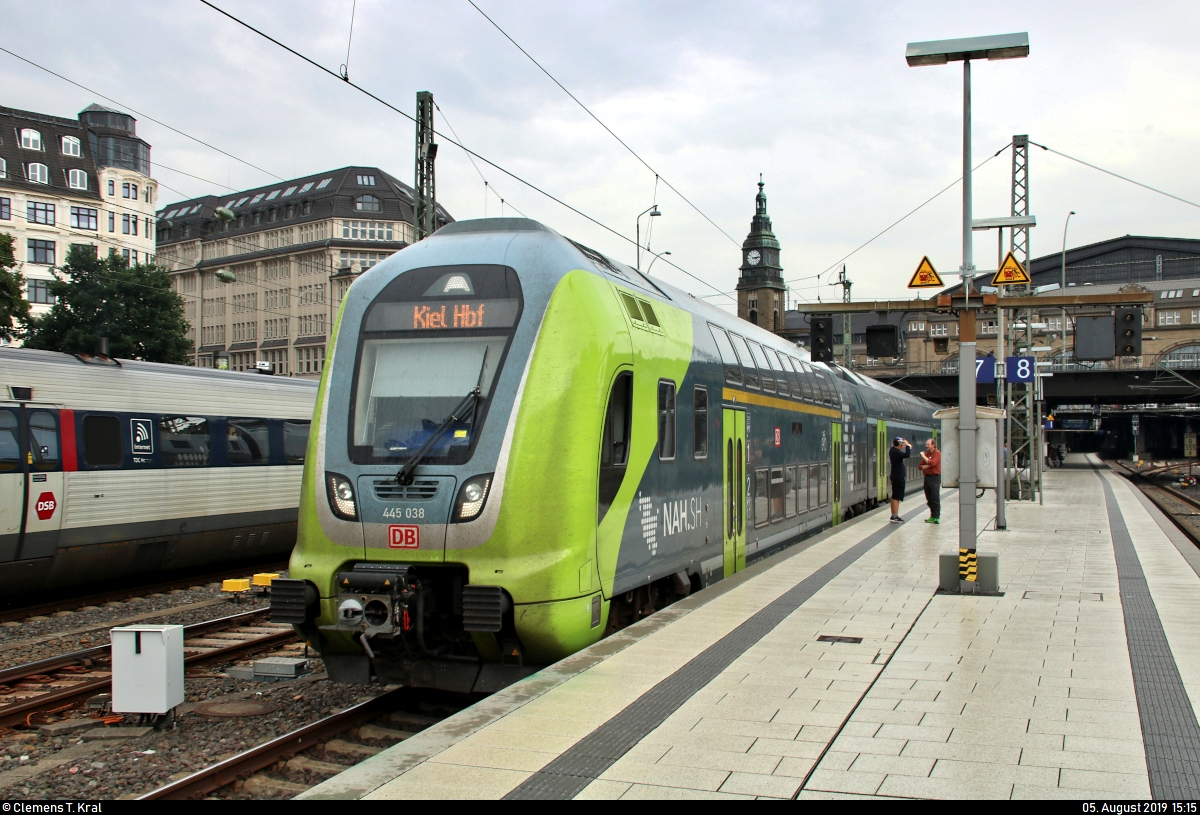 445 038-6 und 445 024-6 (Bombardier Twindexx Vario) von DB Regio Schleswig-Holstein (DB Regio Nord) als RE 21022 (RE70) nach Kiel Hbf stehen im Startbahnhof Hamburg Hbf auf Gleis 7 G-I.
[5.8.2019 | 15:15 Uhr]