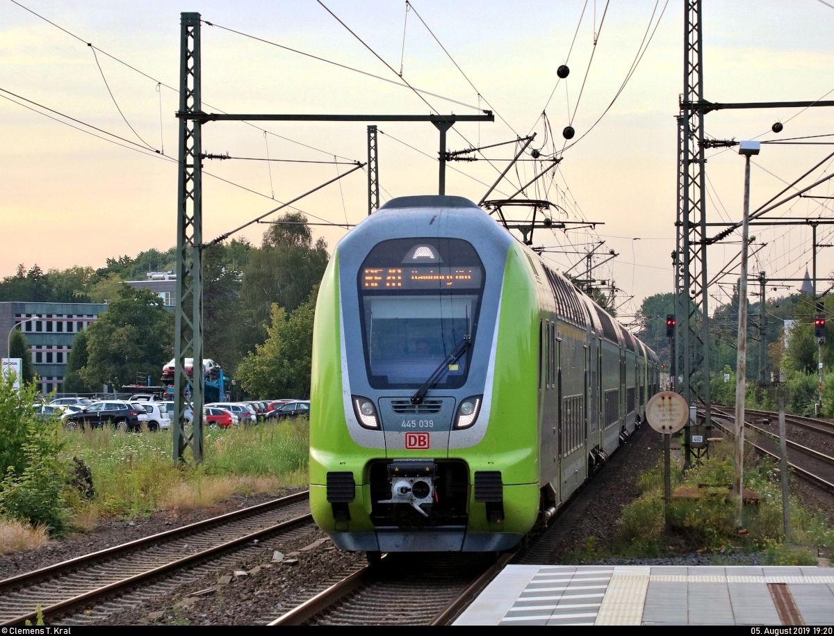 445 039-4 und 445 0?? (Bombardier Twindexx Vario) von DB Regio Schleswig-Holstein (DB Regio Nord) als RE 21031 (RE70) von Kiel Hbf nach Hamburg Hbf durchfahren den Bahnhof Pinneberg auf der Bahnstrecke Hamburg-Altona–Kiel (KBS 103).
Das Bahnsteigende war wegen Umbaus leider nicht zugänglich.
Bild durchlief die Selbstfreischaltung.
(verbesserte Version mit erneutem Weißabgleich)
[5.8.2019 | 19:20 Uhr]