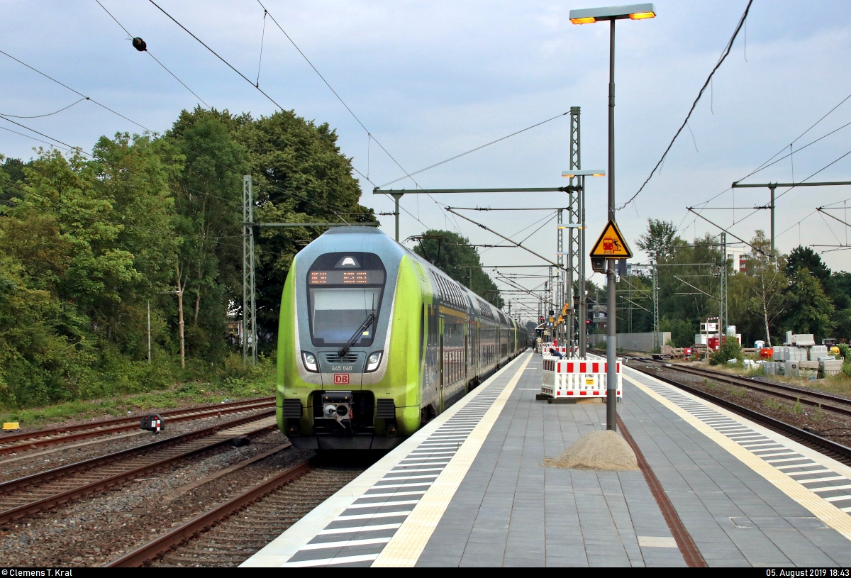 445 040-2 und 445 0?? (Bombardier Twindexx Vario) von DB Regio Schleswig-Holstein (DB Regio Nord) als RE 21028 (RE70) von Hamburg Hbf nach Kiel Hbf durchfahren den Bahnhof Pinneberg auf der Bahnstrecke Hamburg-Altona–Kiel (KBS 103).
[5.8.2019 | 18:43 Uhr]